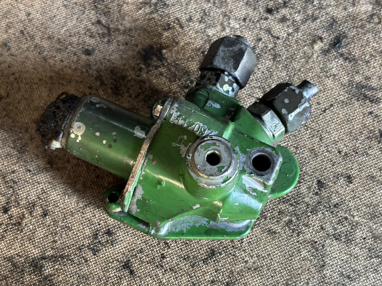 John Deere 6010 6110 6210 6506 6600 Obudowa zaworu elektromagnetycznego L112092 - Valve hydraulique pour Machine agricole: photos 1 John Deere 6010 6110 6210 6506 6600 Obudowa zaworu elektromagnetycznego L112092 - Valve hydraulique pour Machine agricole: photos 1