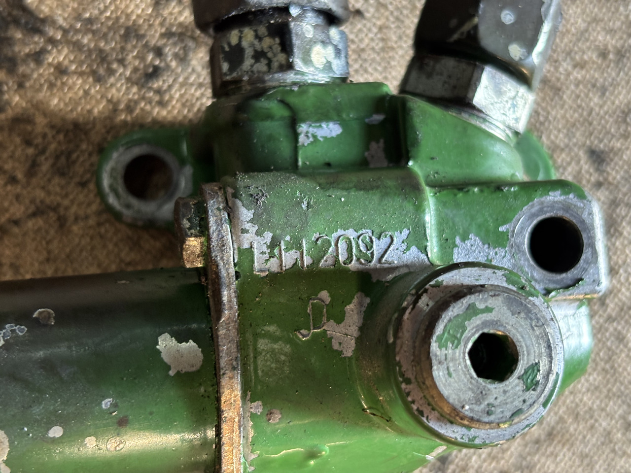 John Deere 6010 6110 6210 6506 6600 Obudowa zaworu elektromagnetycznego L112092 - Valve hydraulique pour Machine agricole: photos 2 John Deere 6010 6110 6210 6506 6600 Obudowa zaworu elektromagnetycznego L112092 - Valve hydraulique pour Machine agricole: photos 2