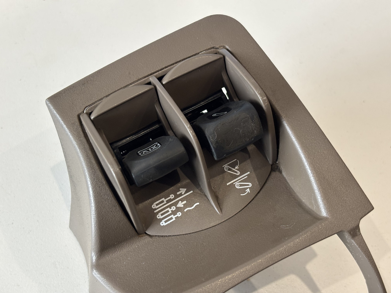 John Deere 6R 6xxx Przycisk Sterownik Kontroler Podnośnika SCV RE588398 - Système électrique pour Machine agricole: photos 2 John Deere 6R 6xxx Przycisk Sterownik Kontroler Podnośnika SCV RE588398 - Système électrique pour Machine agricole: photos 2