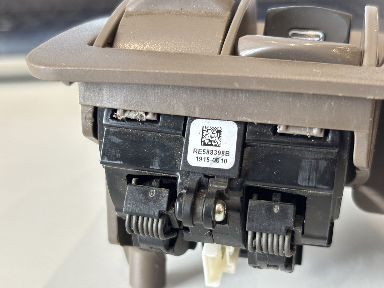 John Deere 6R 7M 6xxx 7xxx 8xxx 9xxx Lewy Moduł Sterujący Przełącznik RE588399 - Système électrique pour Machine agricole: photos 5 John Deere 6R 7M 6xxx 7xxx 8xxx 9xxx Lewy Moduł Sterujący Przełącznik RE588399 - Système électrique pour Machine agricole: photos 5