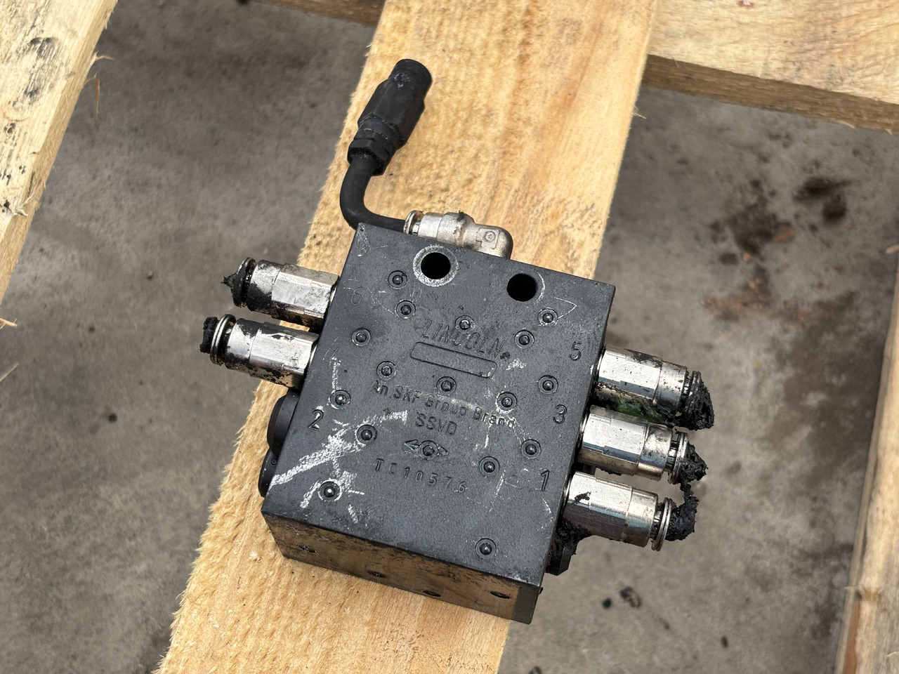 John Deere 8600 Rozdzielacz Hydrauliczny - Valve hydraulique pour Machine agricole: photos 1 John Deere 8600 Rozdzielacz Hydrauliczny - Valve hydraulique pour Machine agricole: photos 1