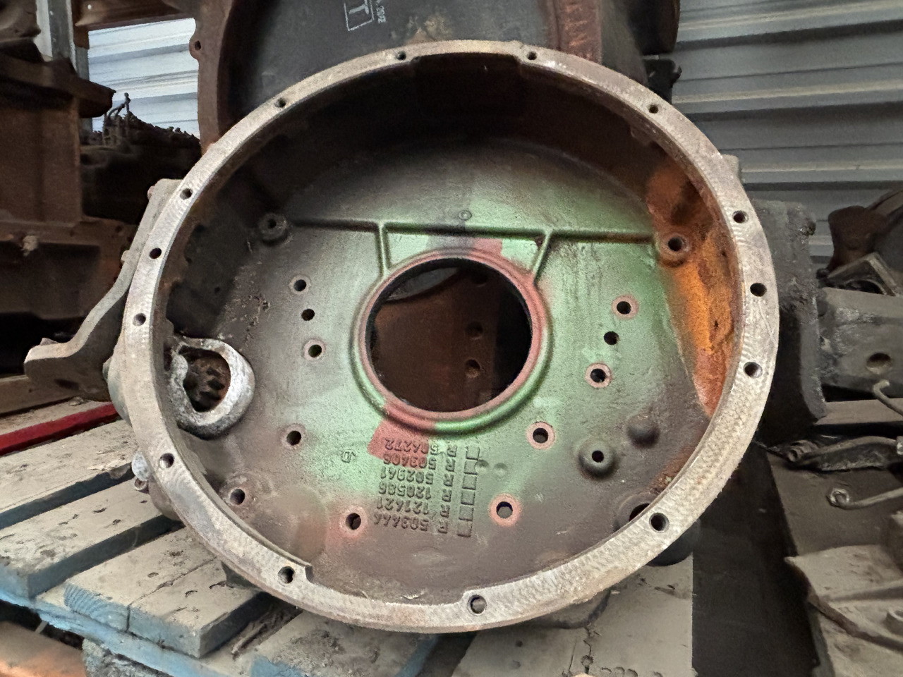 John Deere R503444 R121421 R120586 502941 R503406 R504272 Obudowa Koła Zamachowego - Volant moteur pour Machine agricole: photos 1 John Deere R503444 R121421 R120586 502941 R503406 R504272 Obudowa Koła Zamachowego - Volant moteur pour Machine agricole: photos 1