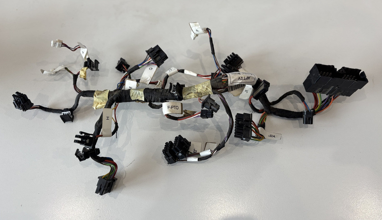 John Deere Wiązka Elektronika Kabli Podłokietnika NGOI MFTC AL222738 - Câble/ Fil pour Machine agricole: photos 1 John Deere Wiązka Elektronika Kabli Podłokietnika NGOI MFTC AL222738 - Câble/ Fil pour Machine agricole: photos 1