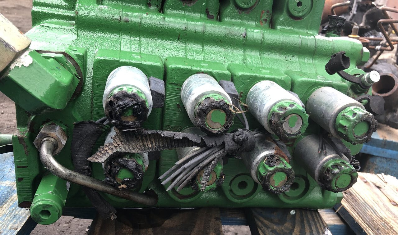 John Deere-rozdzielacz/John Deere 9420 - Valve hydraulique pour Machine agricole: photos 2 John Deere-rozdzielacz/John Deere 9420 - Valve hydraulique pour Machine agricole: photos 2