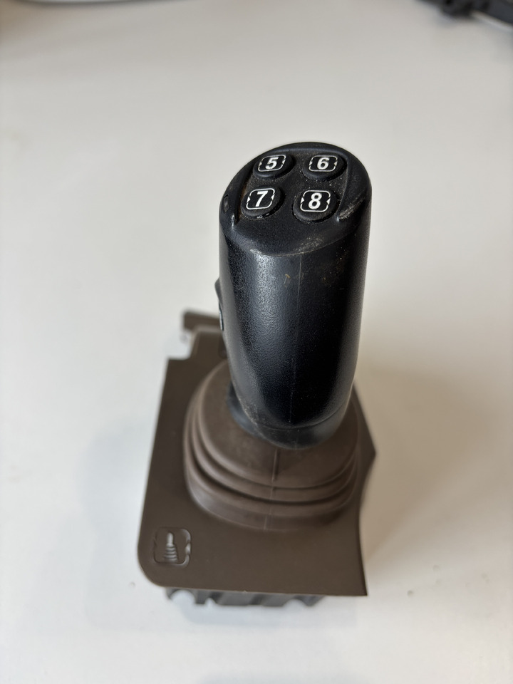 John Deere seria 6000 7000 8000 R - joystick 5-funkcyjny CommandARM RE573554 - Levier de vitesse pour Machine agricole: photos 2 John Deere seria 6000 7000 8000 R - joystick 5-funkcyjny CommandARM RE573554 - Levier de vitesse pour Machine agricole: photos 2