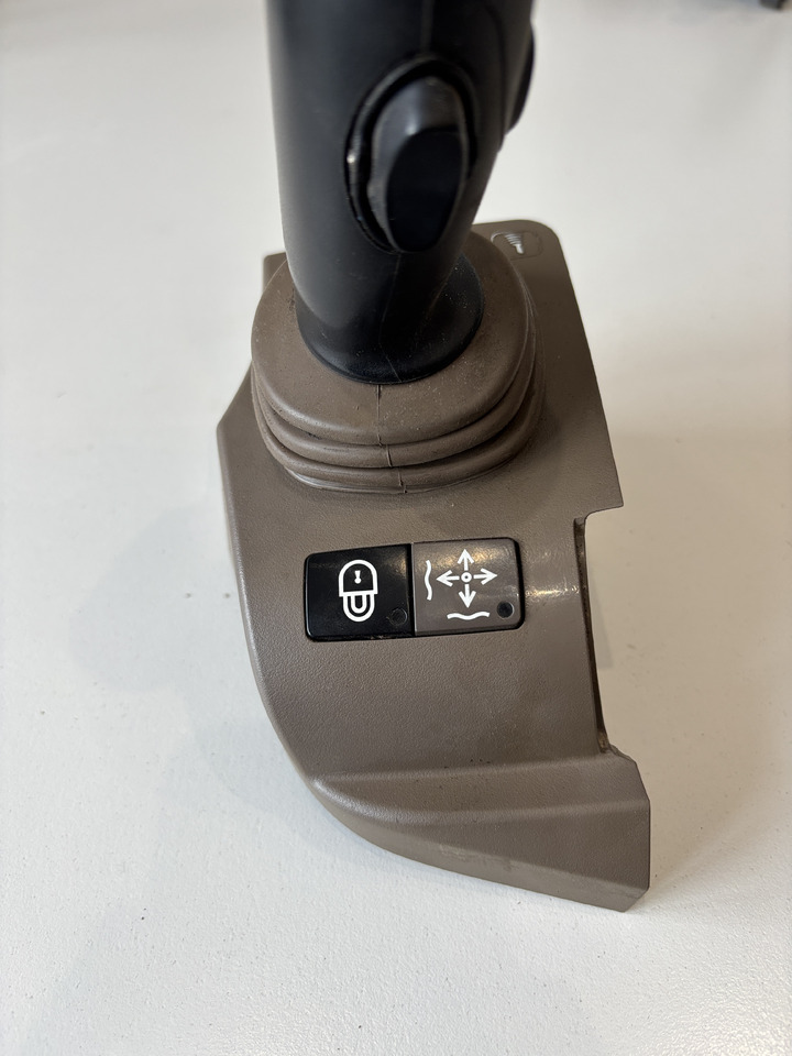 John Deere seria 6000 7000 8000 R - joystick 5-funkcyjny CommandARM RE573554 - Levier de vitesse pour Machine agricole: photos 3 John Deere seria 6000 7000 8000 R - joystick 5-funkcyjny CommandARM RE573554 - Levier de vitesse pour Machine agricole: photos 3