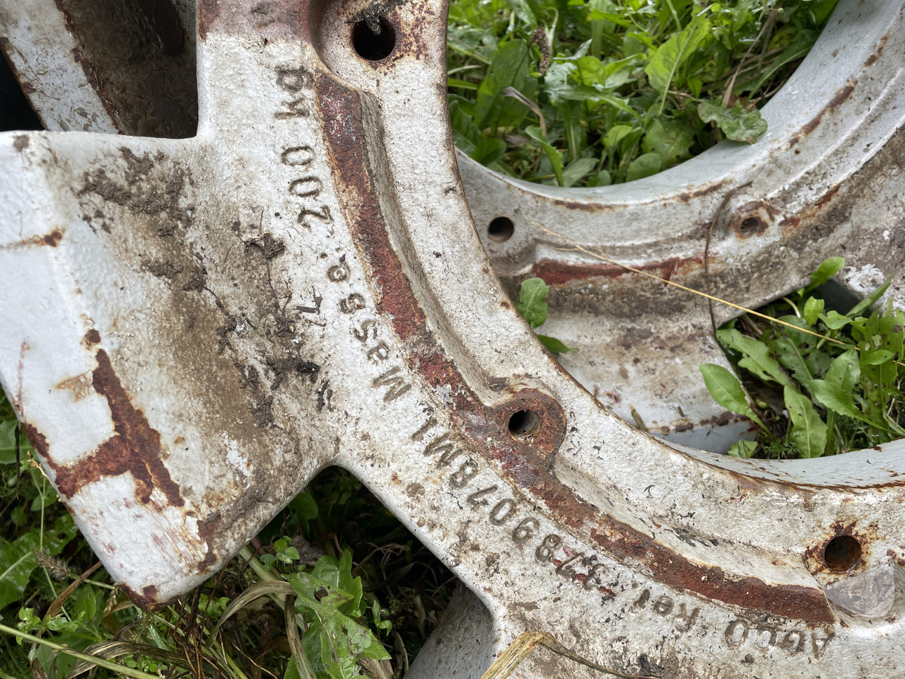 Massey Fergusson 8480 6499 6475  - obciążnik koła 200kg 3789078M1 - Pneus et jantes pour Tracteur agricole: photos 2 Massey Fergusson 8480 6499 6475  - obciążnik koła 200kg 3789078M1 - Pneus et jantes pour Tracteur agricole: photos 2