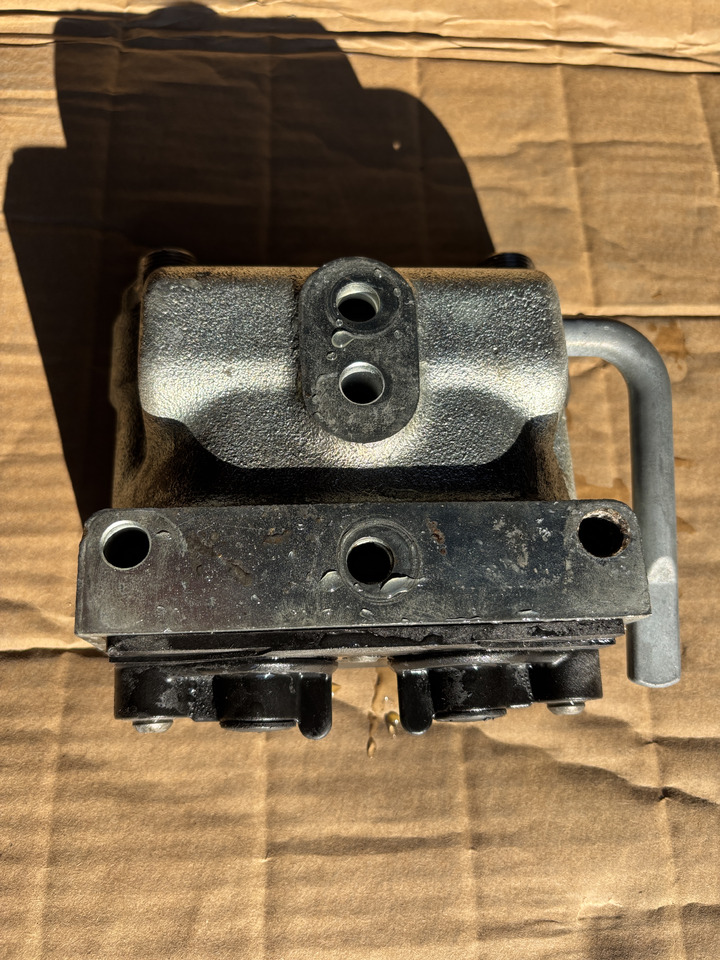 Massey Fergusson - zawór gniazdo hydrauliczne 3796260M1 ACP0307080 - Valve hydraulique pour Machine agricole: photos 1 Massey Fergusson - zawór gniazdo hydrauliczne 3796260M1 ACP0307080 - Valve hydraulique pour Machine agricole: photos 1