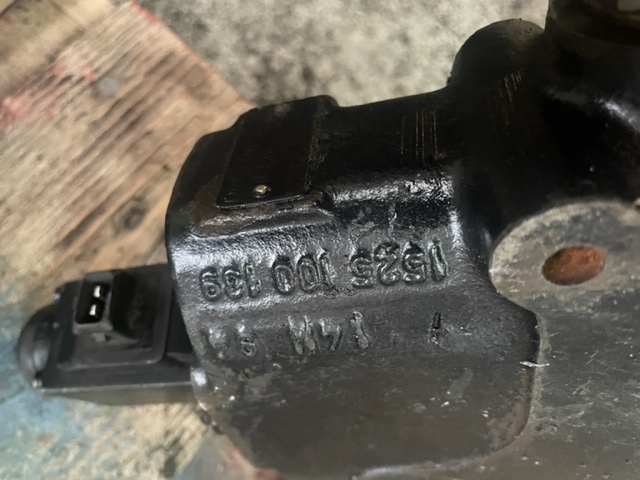 Rozdzielacz podnośnika bosch zetor 10413902 , 1525100139 - Valve hydraulique pour Machine agricole: photos 1 Rozdzielacz podnośnika bosch zetor 10413902 , 1525100139 - Valve hydraulique pour Machine agricole: photos 1