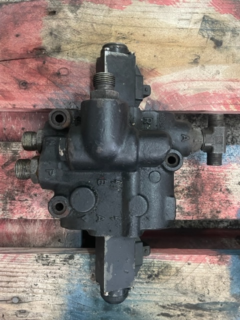 Rozdzielacz podnośnika bosch zetor 10413902 , 1525100139 - Valve hydraulique pour Machine agricole: photos 2 Rozdzielacz podnośnika bosch zetor 10413902 , 1525100139 - Valve hydraulique pour Machine agricole: photos 2