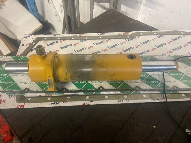 Siłownik skrętu Cat th360 , th330 , th220 - Vérin hydraulique pour Chariot télescopique: photos 4 Siłownik skrętu Cat th360 , th330 , th220 - Vérin hydraulique pour Chariot télescopique: photos 4
