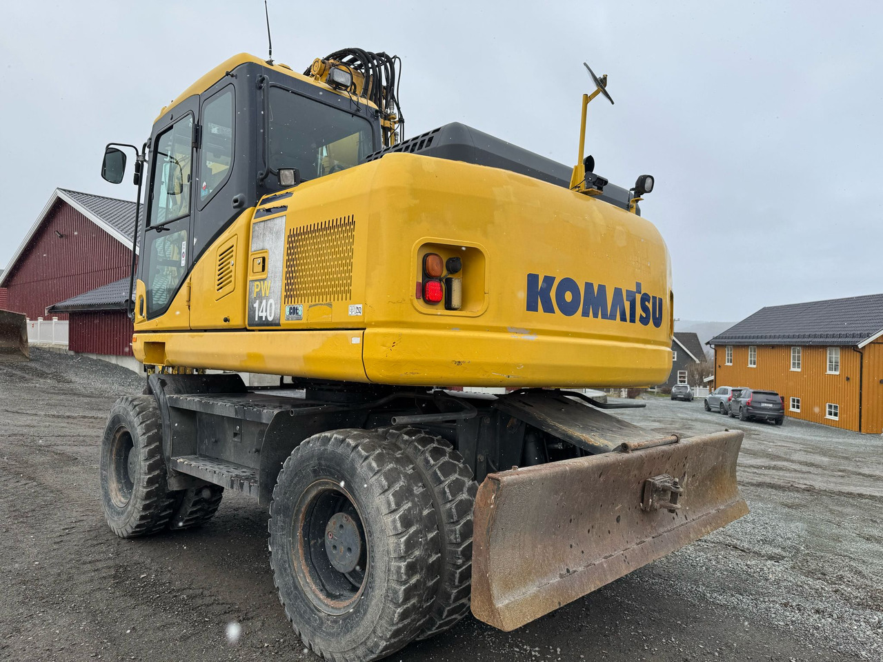KOMATSU PW 140-7 - Pelle sur pneus: photos 5 KOMATSU PW 140-7 - Pelle sur pneus: photos 5