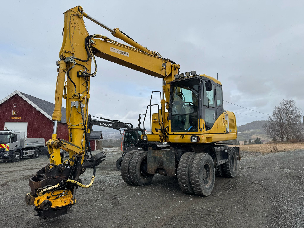 KOMATSU PW 140-7 - Pelle sur pneus: photos 3 KOMATSU PW 140-7 - Pelle sur pneus: photos 3