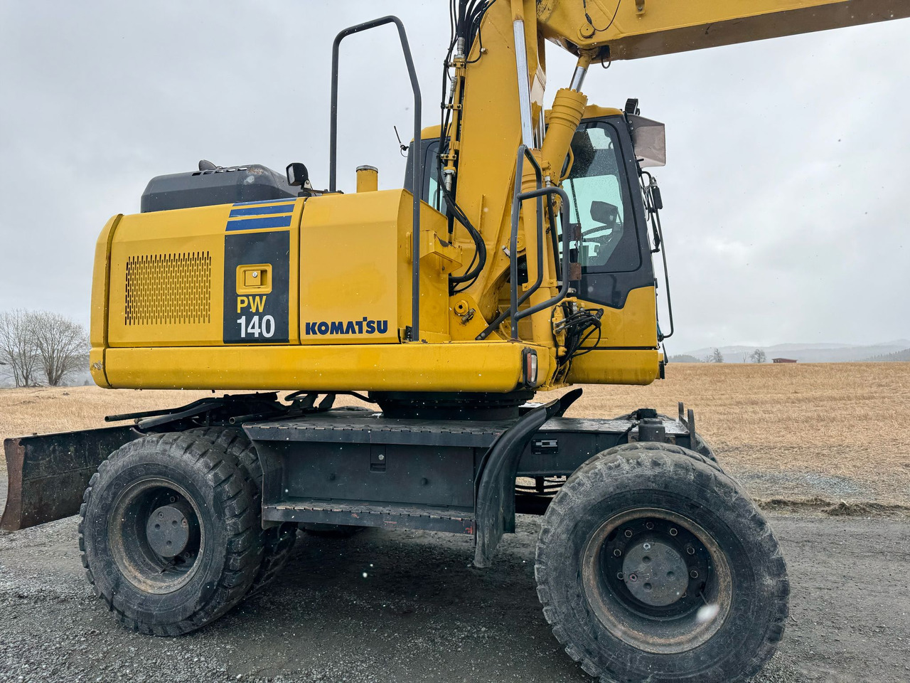 KOMATSU PW 140-7 - Pelle sur pneus: photos 2 KOMATSU PW 140-7 - Pelle sur pneus: photos 2
