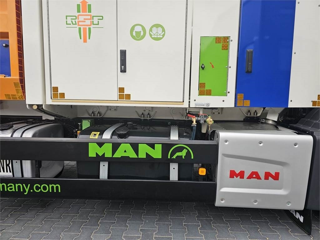 MAN RSP ESE 18/4-KM Saugbagger vacuum cleaner excavato - Camion hydrocureur: photos 5 MAN RSP ESE 18/4-KM Saugbagger vacuum cleaner excavato - Camion hydrocureur: photos 5