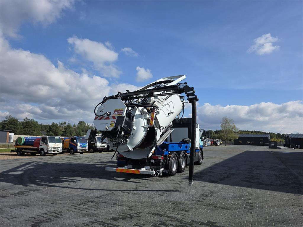 Renault for collecting liquid waste - Camion hydrocureur: photos 1 Renault for collecting liquid waste - Camion hydrocureur: photos 1