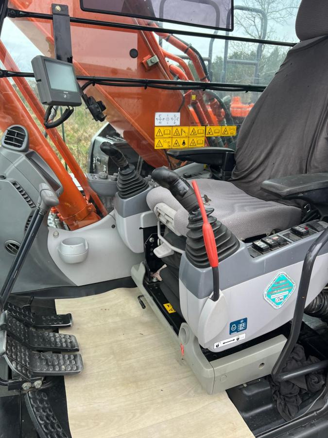 Hitachi ZX210LC 6 - Pelle sur chenille: photos 5 Hitachi ZX210LC 6 - Pelle sur chenille: photos 5