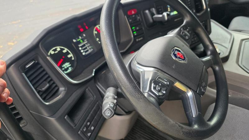 Camion frigorifique Scania P 320: photos 9