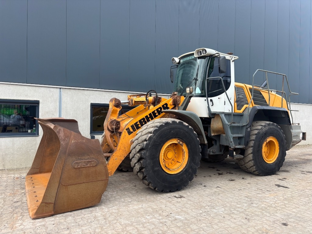 Liebherr L 550 - Chargeuse sur pneus: photos 1 Liebherr L 550 - Chargeuse sur pneus: photos 1