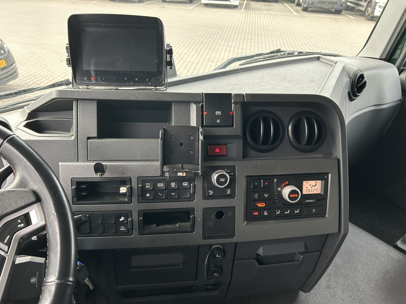 Renault T 380 Comfort / 820 dkm / Curtainside / Loadlift / APK TUV 02-26 - Camion à rideaux coulissants: photos 5 Renault T 380 Comfort / 820 dkm / Curtainside / Loadlift / APK TUV 02-26 - Camion à rideaux coulissants: photos 5