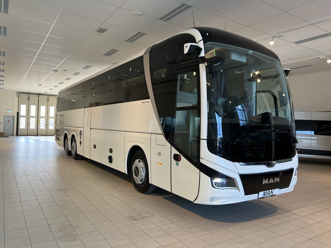 MAN Lions Coach R09 Euro 6E (Dark Edition) - Autocar: photos 2 MAN Lions Coach R09 Euro 6E (Dark Edition) - Autocar: photos 2