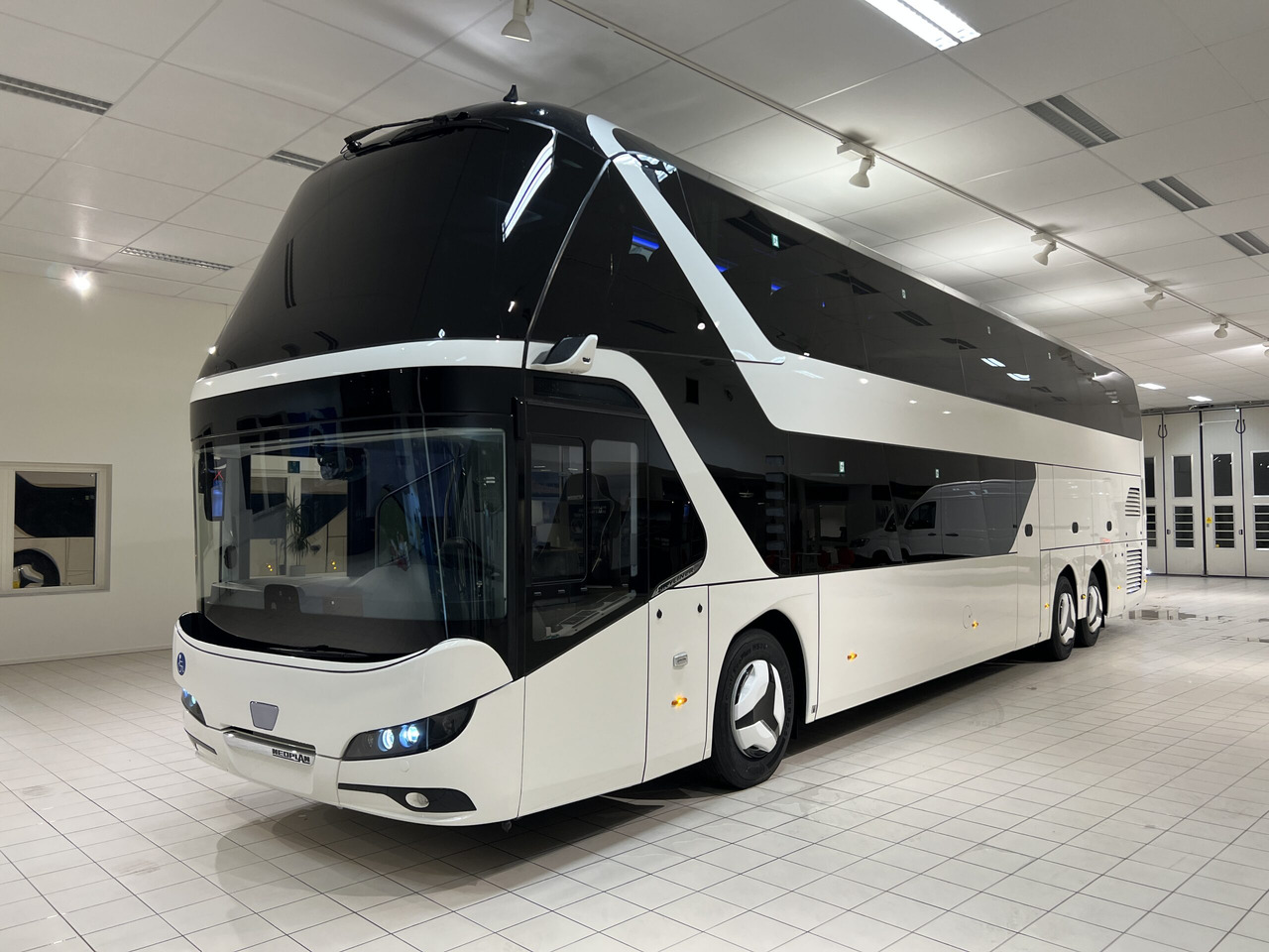 NEOPLAN SKYLINER P06 Euro 6E V.I.P / Exclusive Class (Dark Edition) - Autocar: photos 2 NEOPLAN SKYLINER P06 Euro 6E V.I.P / Exclusive Class (Dark Edition) - Autocar: photos 2