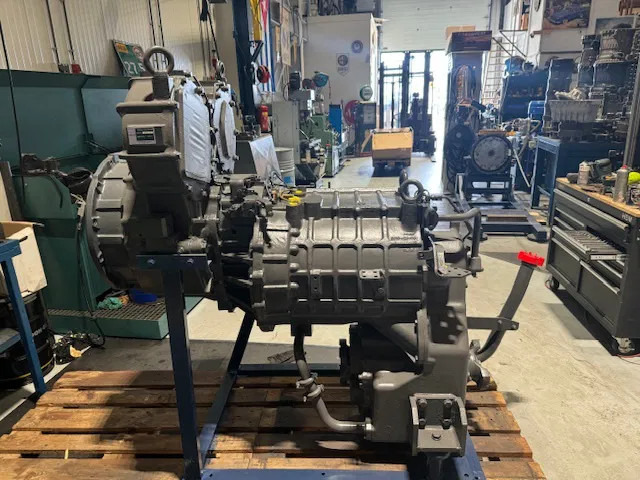 Komatsu Grader GD825A-2 WA500-6 - Boîte de vitesse: photos 1 Komatsu Grader GD825A-2 WA500-6 - Boîte de vitesse: photos 1