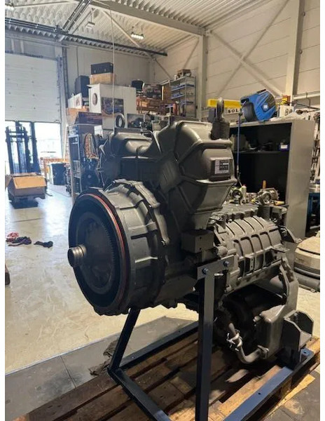 Komatsu Grader GD825A-2 WA500-6 - Boîte de vitesse: photos 5 Komatsu Grader GD825A-2 WA500-6 - Boîte de vitesse: photos 5