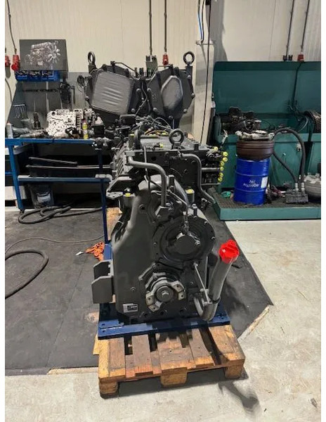 Komatsu Grader GD825A-2 WA500-6 - Boîte de vitesse: photos 3 Komatsu Grader GD825A-2 WA500-6 - Boîte de vitesse: photos 3