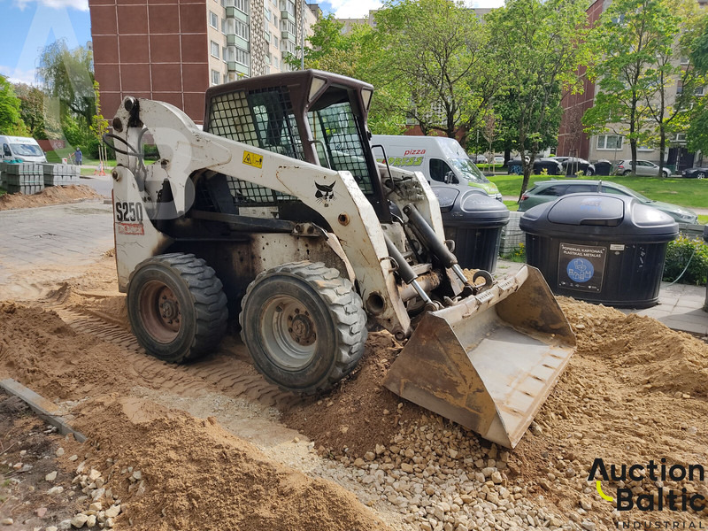 Bobcat S 250 - Mini chargeuse: photos 2 Bobcat S 250 - Mini chargeuse: photos 2
