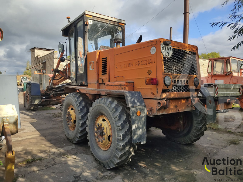 Brianskij Arsenal GS-14.02 - Niveleuse: photos 3 Brianskij Arsenal GS-14.02 - Niveleuse: photos 3