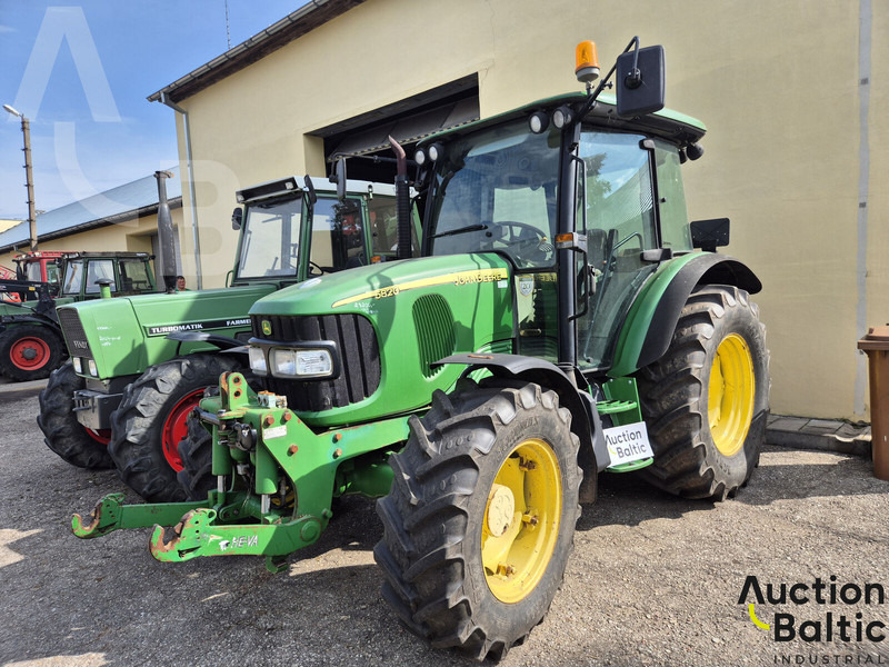 John Deere 5820 - Tracteur agricole: photos 2 John Deere 5820 - Tracteur agricole: photos 2