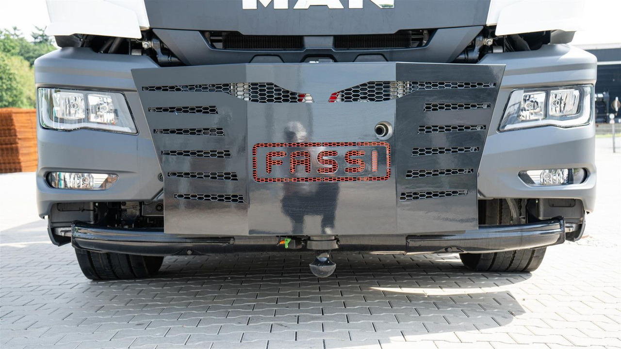 MAN 35.470 8x2 Kran F710 RA2.26 - Camion grue: photos 3 MAN 35.470 8x2 Kran F710 RA2.26 - Camion grue: photos 3