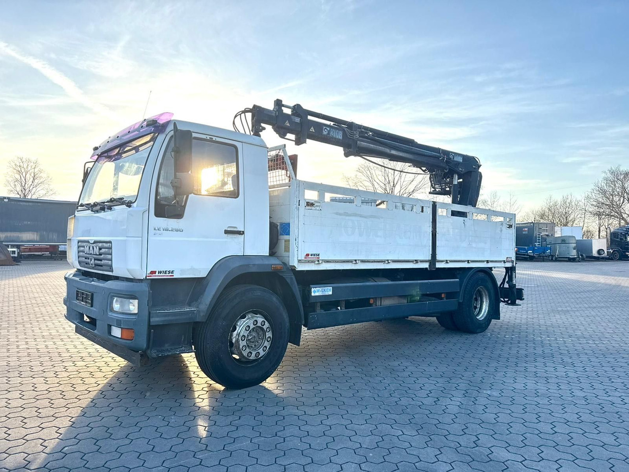 MAN LE 18.280 Pritsche mit HIAB 133 K PRO/HIPRO Kran - Camion plateau, Camion grue: photos 2 MAN LE 18.280 Pritsche mit HIAB 133 K PRO/HIPRO Kran - Camion plateau, Camion grue: photos 2