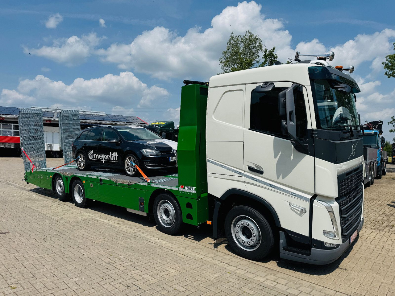 Volvo Arbeitsbühnen Baumaschinentransporter mit Rampen - Camion plateau: photos 1 Volvo Arbeitsbühnen Baumaschinentransporter mit Rampen - Camion plateau: photos 1