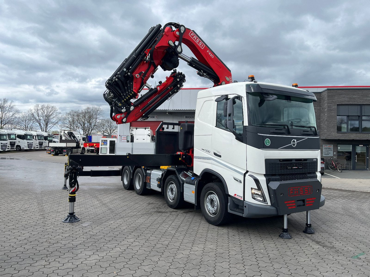 Volvo FH 500 8x4 Kran F820 RA2.27 Jib & Winde Sofort - Camion plateau, Camion grue: photos 1 Volvo FH 500 8x4 Kran F820 RA2.27 Jib & Winde Sofort - Camion plateau, Camion grue: photos 1
