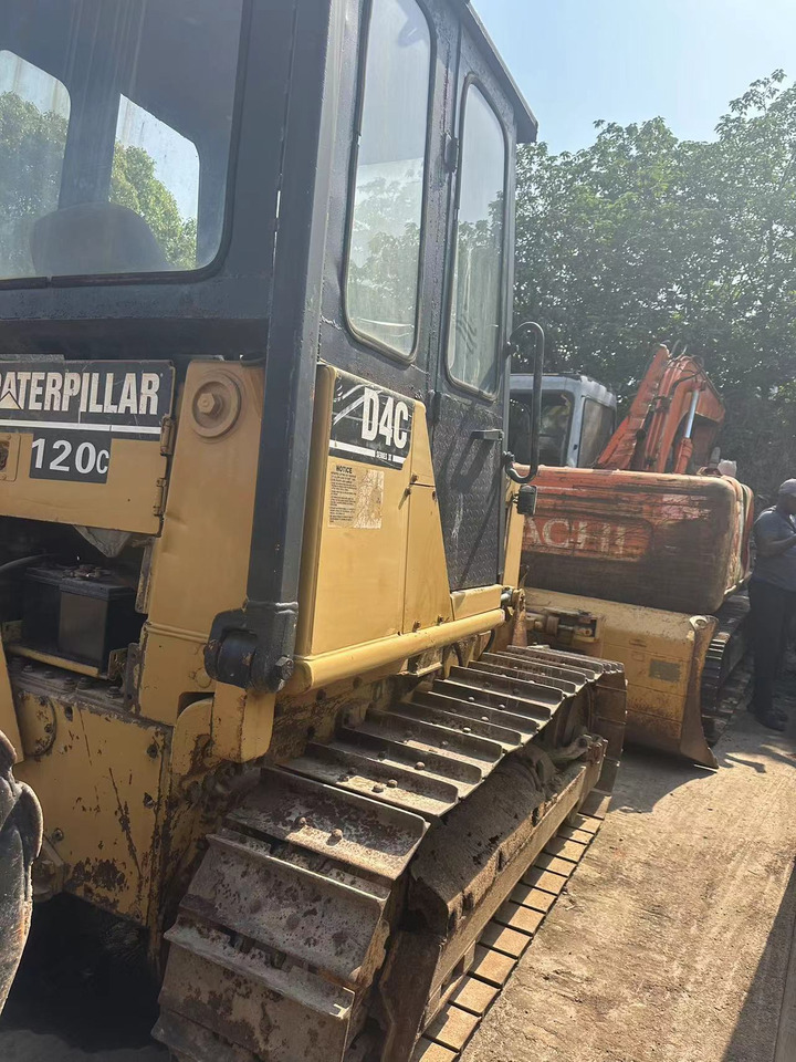 CATERPILLAR D4C - Bulldozer: photos 4 CATERPILLAR D4C - Bulldozer: photos 4