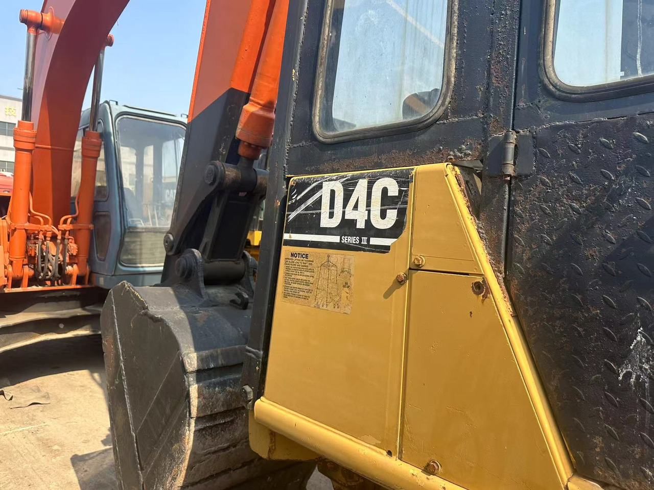 CATERPILLAR D4C - Bulldozer: photos 1 CATERPILLAR D4C - Bulldozer: photos 1