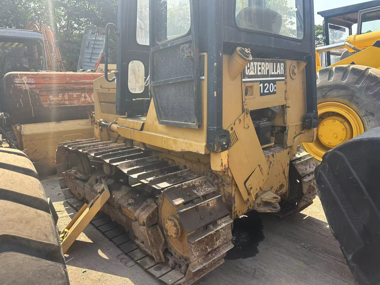CATERPILLAR D4C - Bulldozer: photos 2 CATERPILLAR D4C - Bulldozer: photos 2