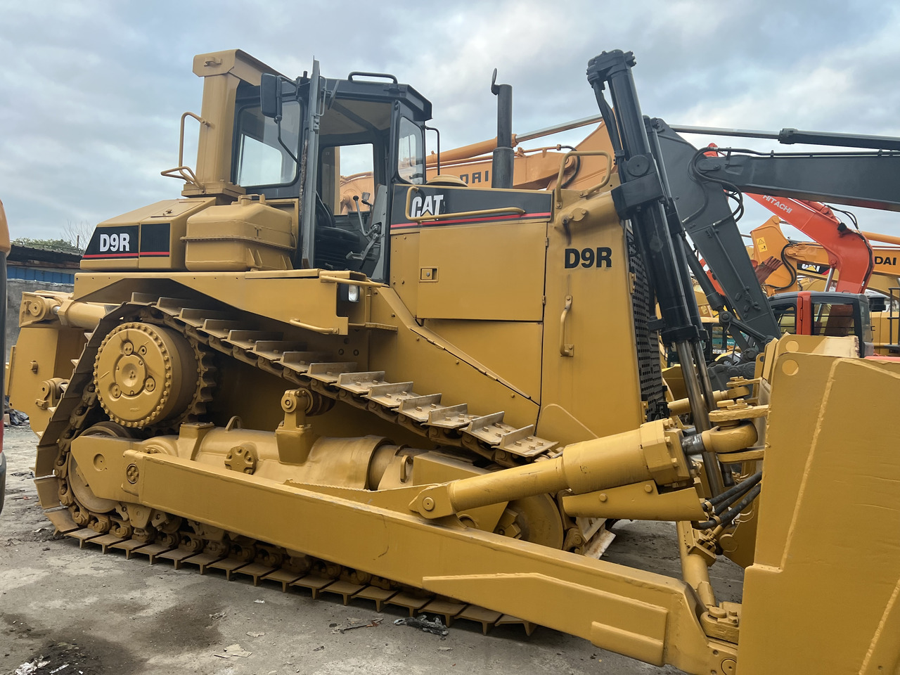 CATERPILLAR D9R - Bulldozer: photos 3 CATERPILLAR D9R - Bulldozer: photos 3