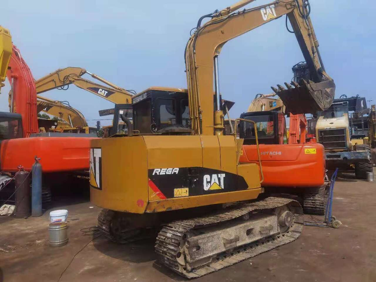 CATERPILLAR E70B - Pelle sur chenille: photos 1 CATERPILLAR E70B - Pelle sur chenille: photos 1