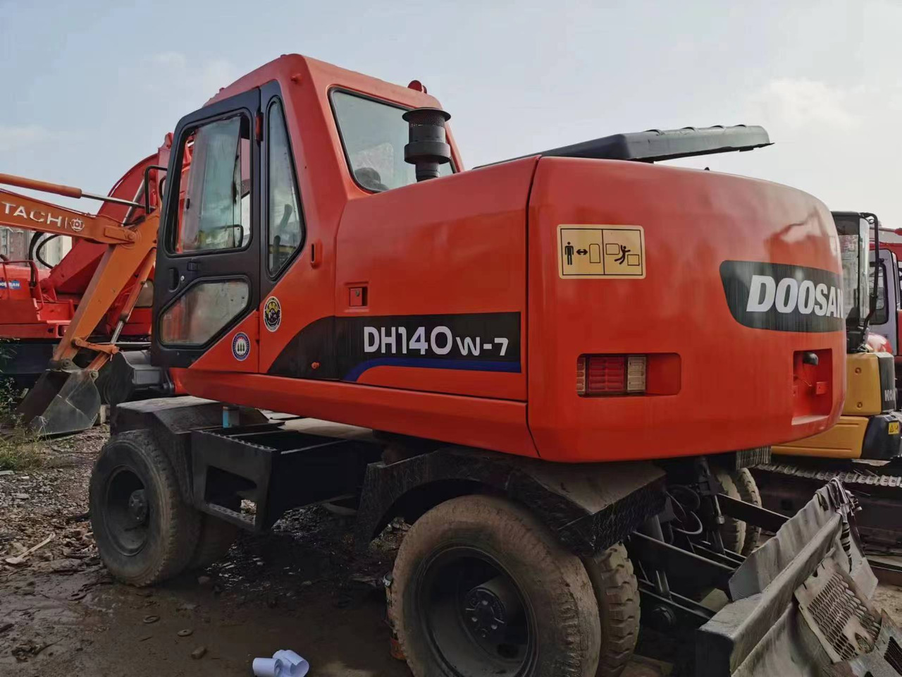 DOOSAN DH140W-7 - Pelle sur pneus: photos 1 DOOSAN DH140W-7 - Pelle sur pneus: photos 1