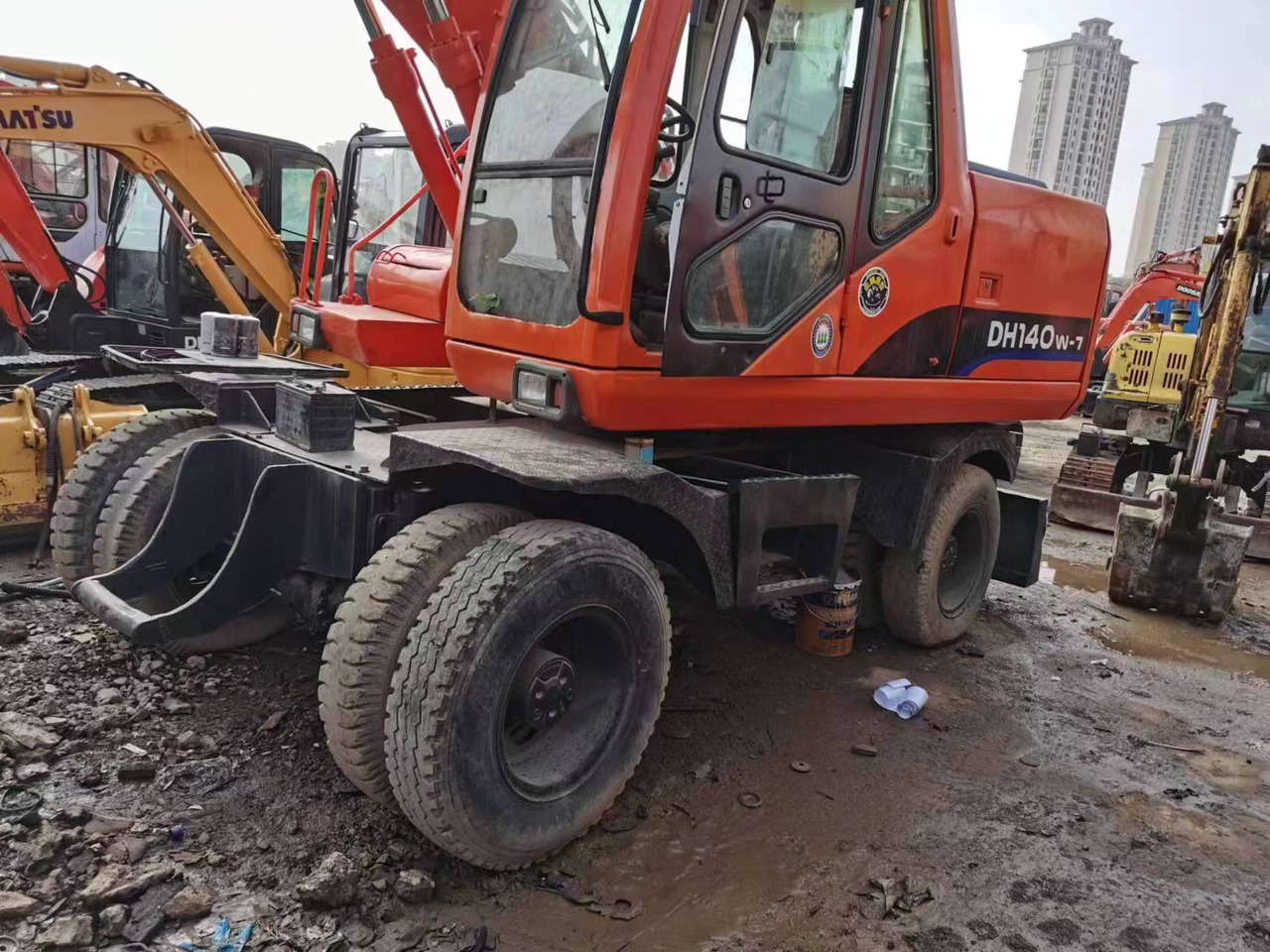 DOOSAN DH140W-7 - Pelle sur pneus: photos 4 DOOSAN DH140W-7 - Pelle sur pneus: photos 4