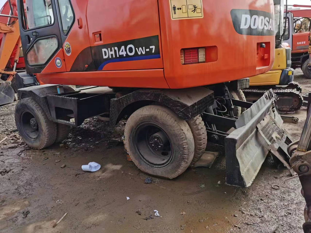 DOOSAN DH140W-7 - Pelle sur pneus: photos 5 DOOSAN DH140W-7 - Pelle sur pneus: photos 5