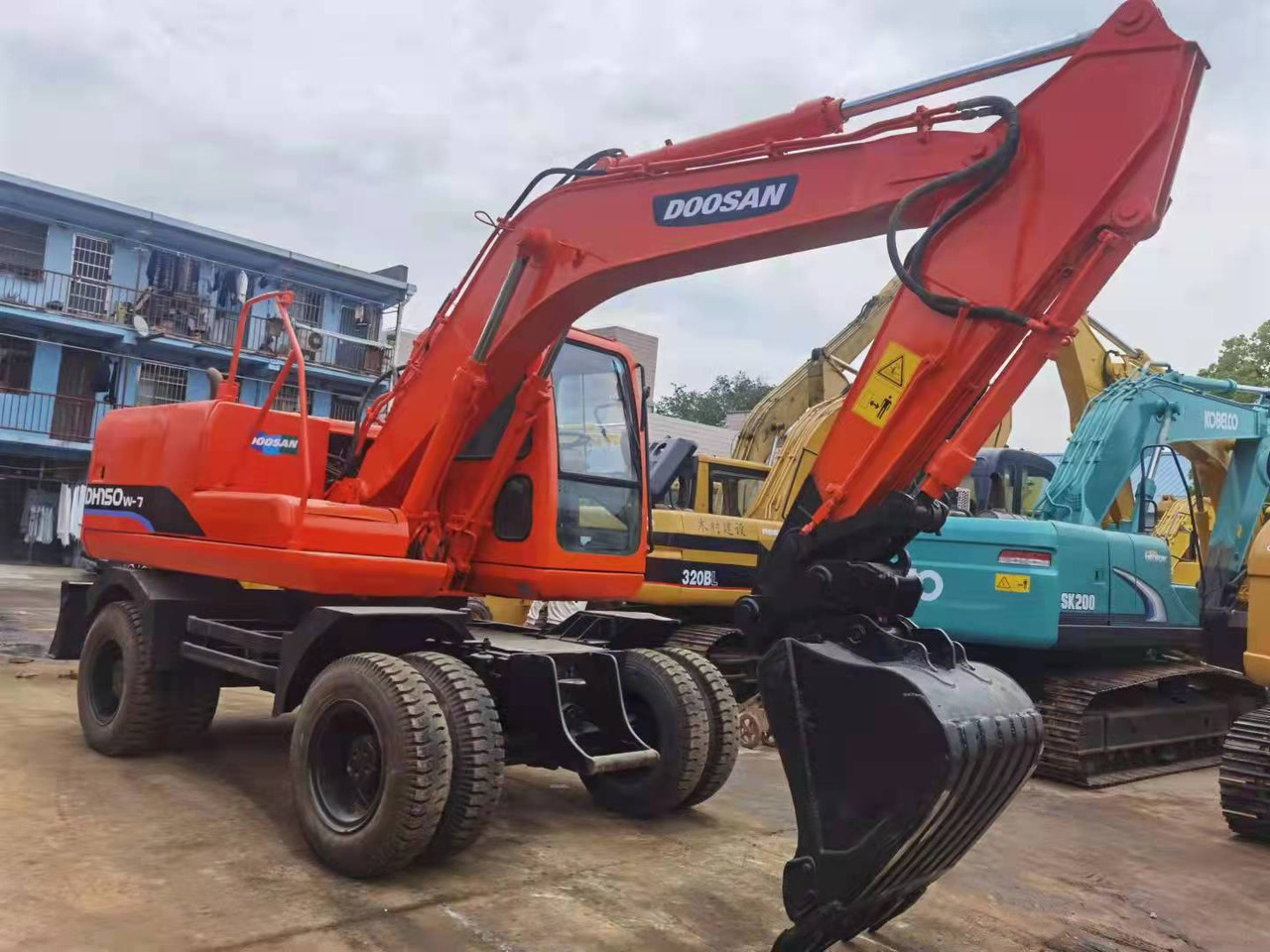 DOOSAN DH150W-7 - Pelle sur pneus: photos 4 DOOSAN DH150W-7 - Pelle sur pneus: photos 4