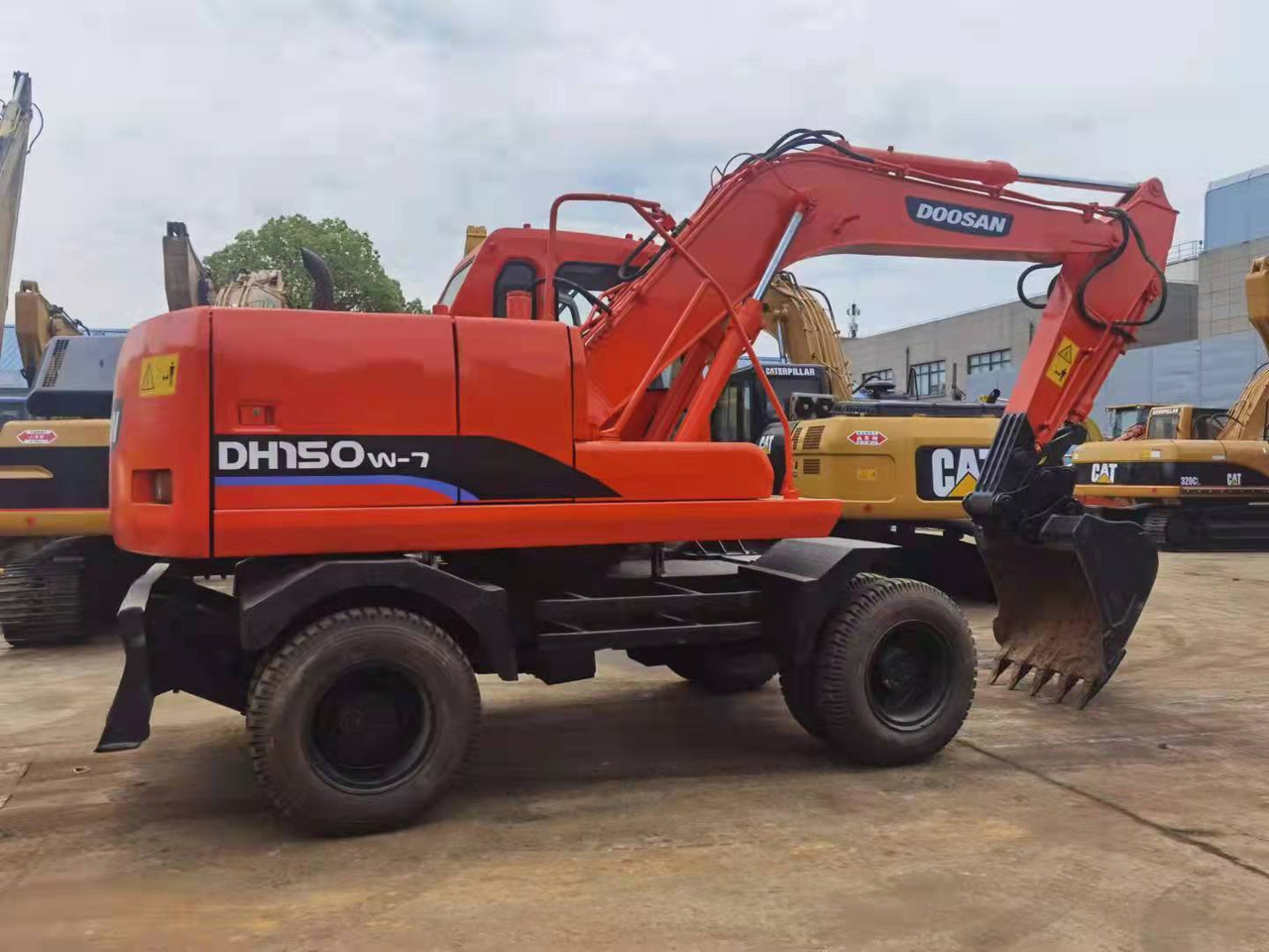 DOOSAN DH150W-7 - Pelle sur pneus: photos 1 DOOSAN DH150W-7 - Pelle sur pneus: photos 1