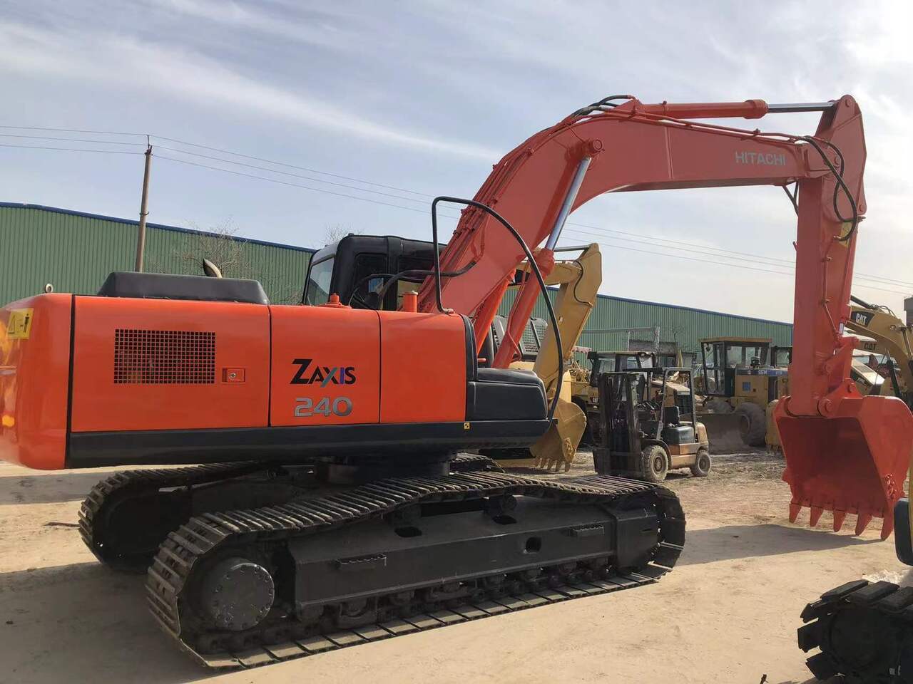 HITACHI ZX240 - Pelle sur chenille: photos 1 HITACHI ZX240 - Pelle sur chenille: photos 1