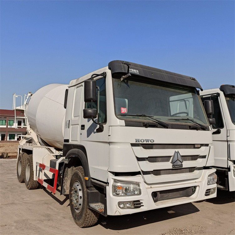 HOWO HOWO-mixer pump truck - Camion malaxeur pompe: photos 1 HOWO HOWO-mixer pump truck - Camion malaxeur pompe: photos 1