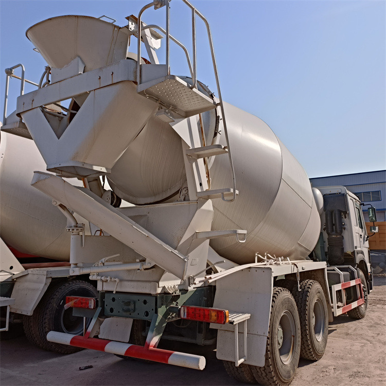 HOWO HOWO-white mixer pump truck - Camion malaxeur pompe: photos 5 HOWO HOWO-white mixer pump truck - Camion malaxeur pompe: photos 5