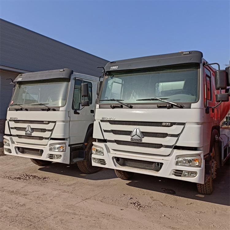 HOWO HOWO-white mixer pump truck - Camion malaxeur pompe: photos 1 HOWO HOWO-white mixer pump truck - Camion malaxeur pompe: photos 1